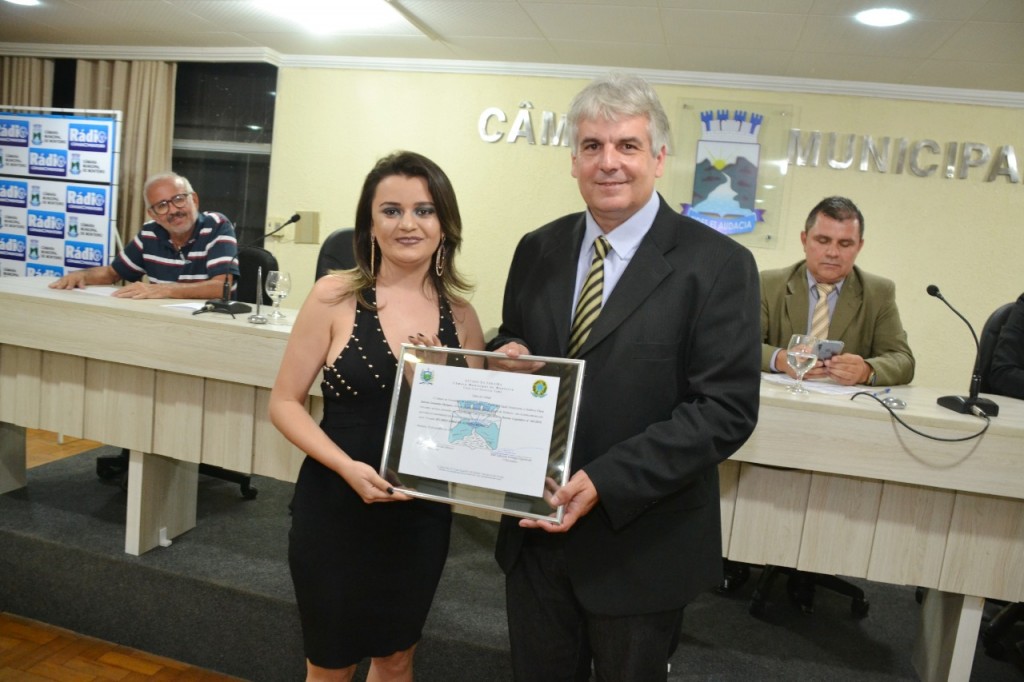 Câmara de Monteiro entrega título de cidadã à Gerente do Armazém Paraíba e aprova título para o Padre Isaías.